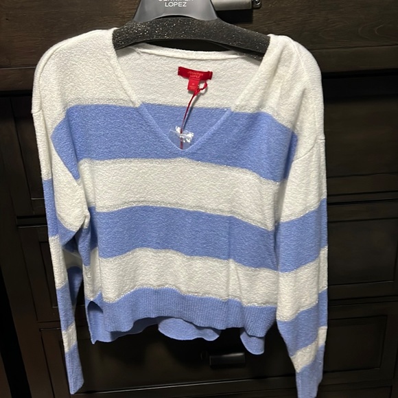 Jennifer Lopez Tops - Soft long sleeve sweater